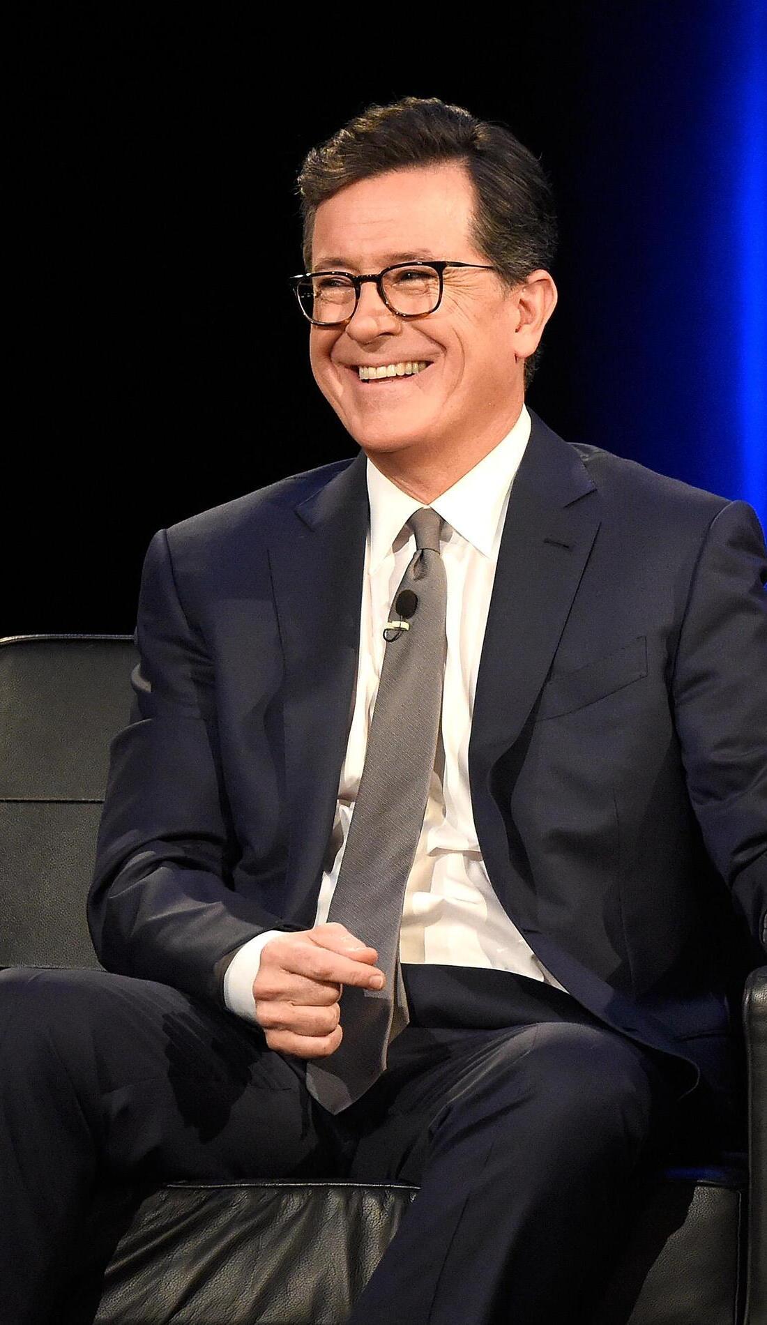 Stephen Colbert attends Cubs game as hot dog vendor for The Late Show