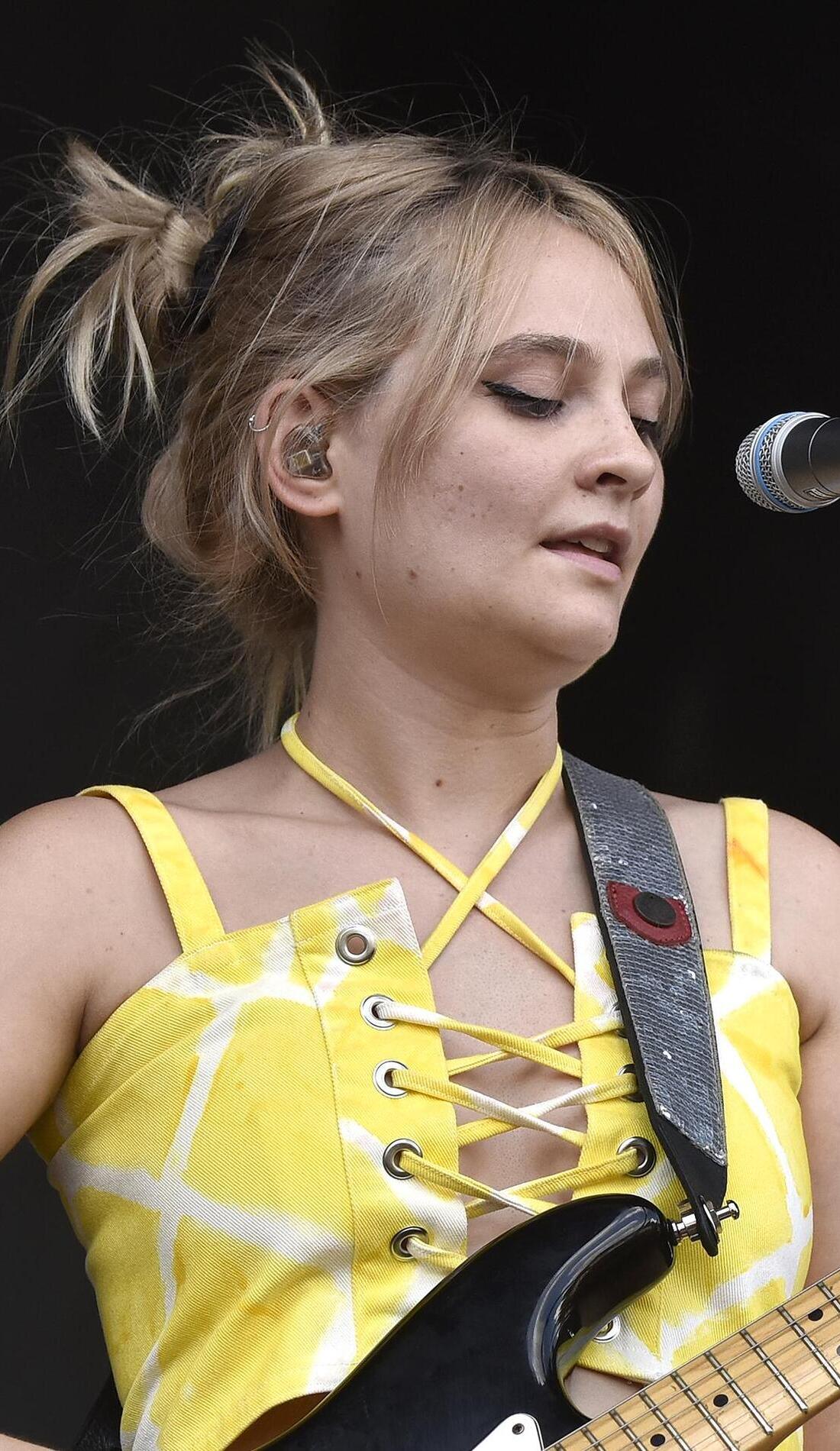 A Cherry Glazerr live event