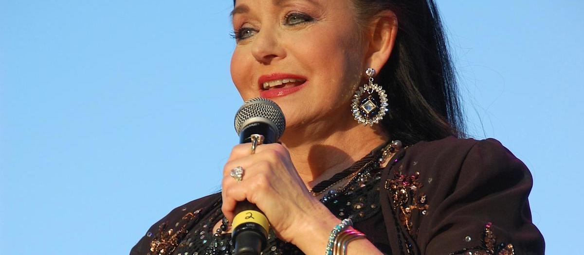 are charly mcclain and crystal gayle related