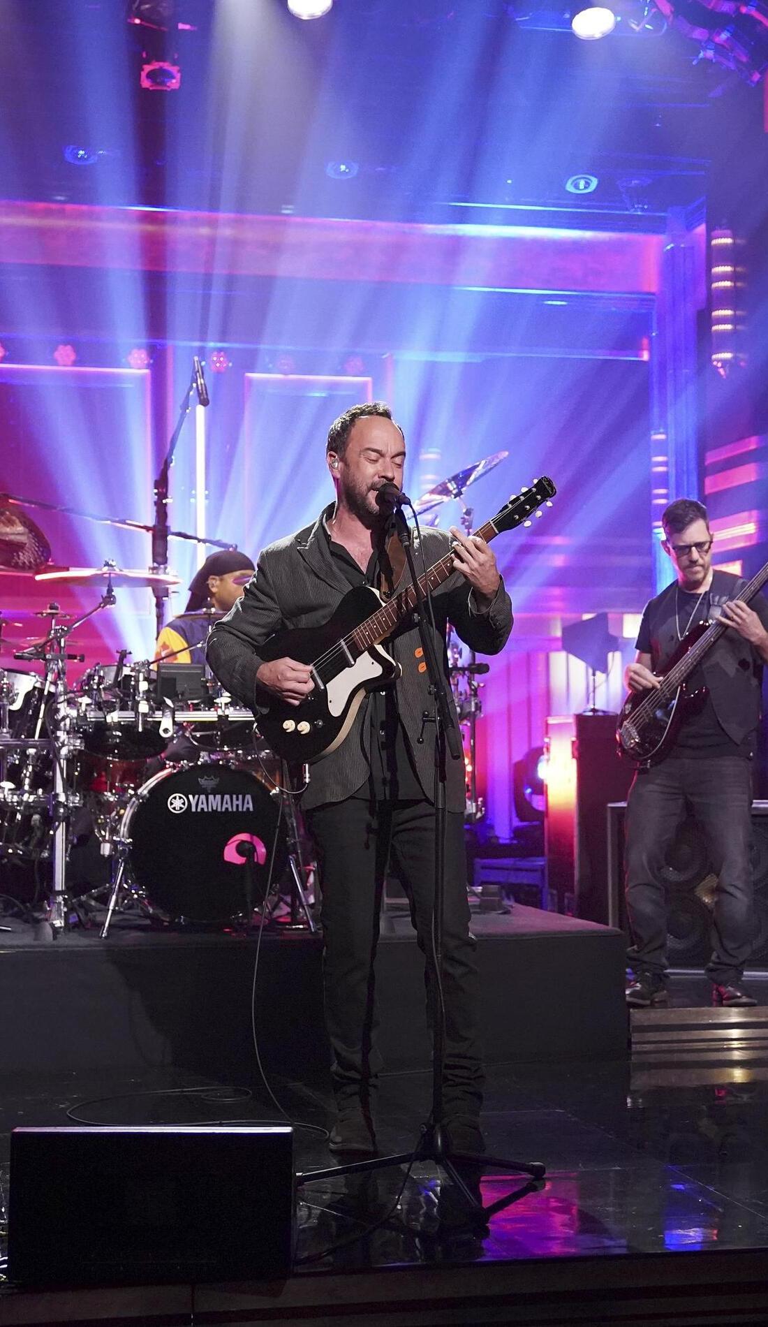 dave matthews band live on stage