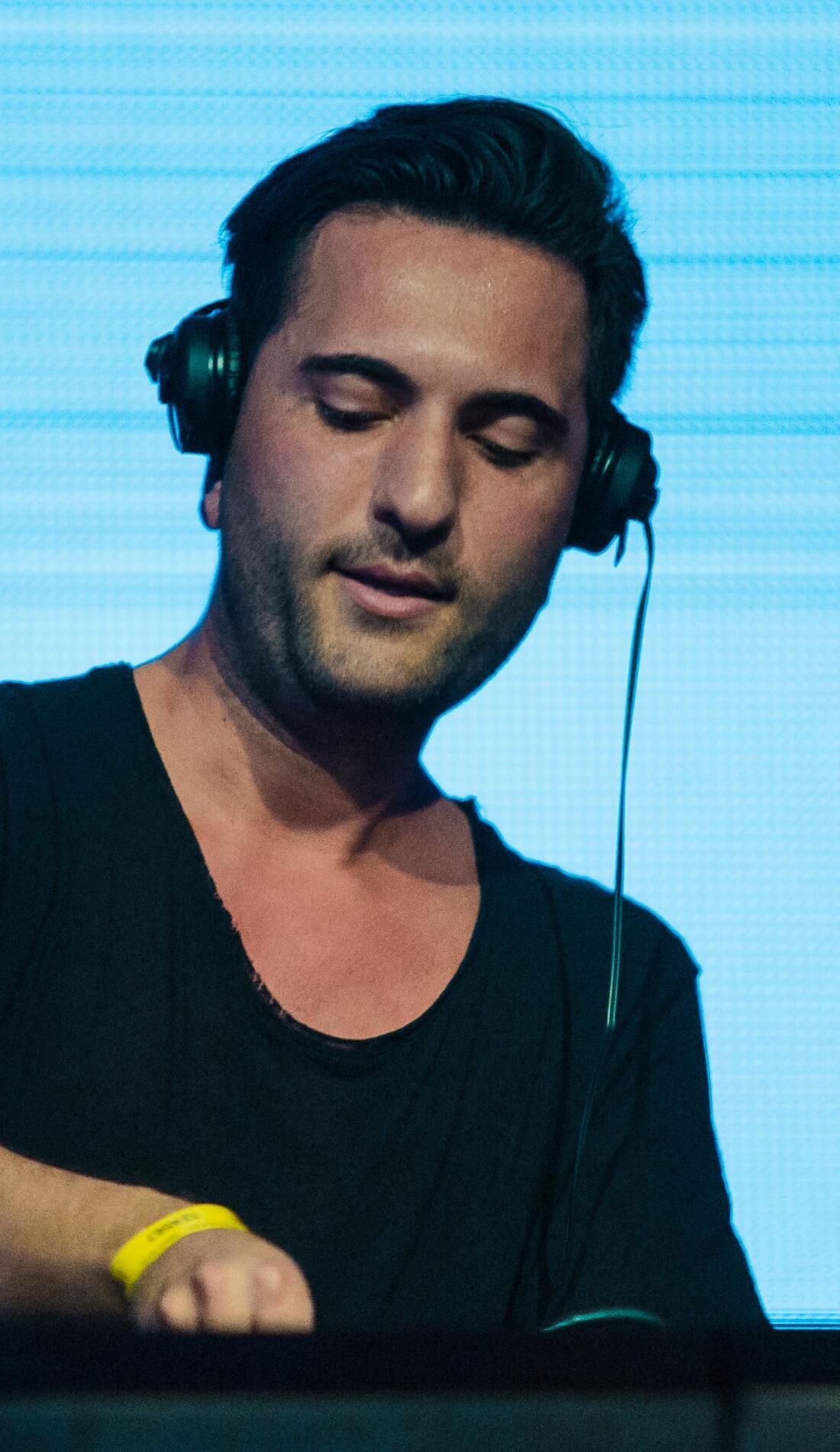 A Deniz koyu live event