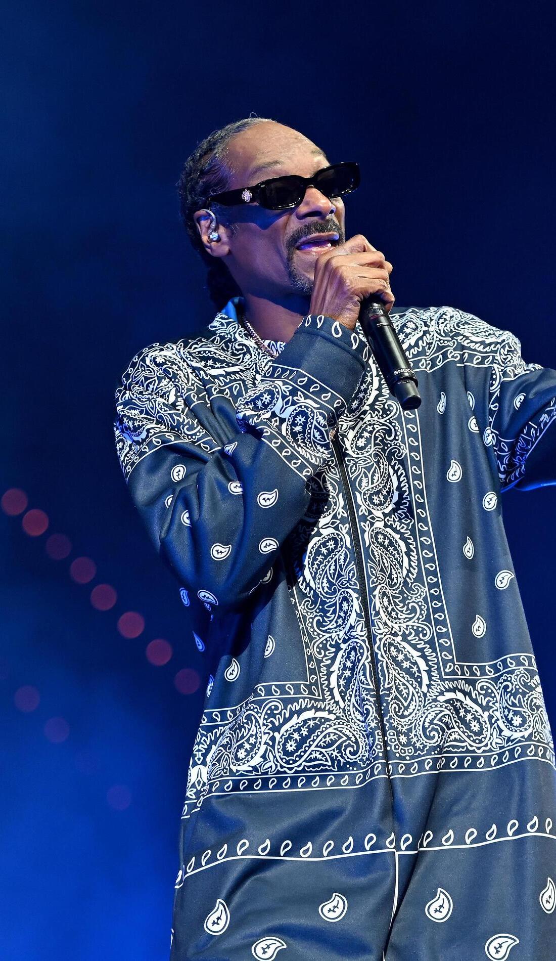A DJ Snoopadelic live event