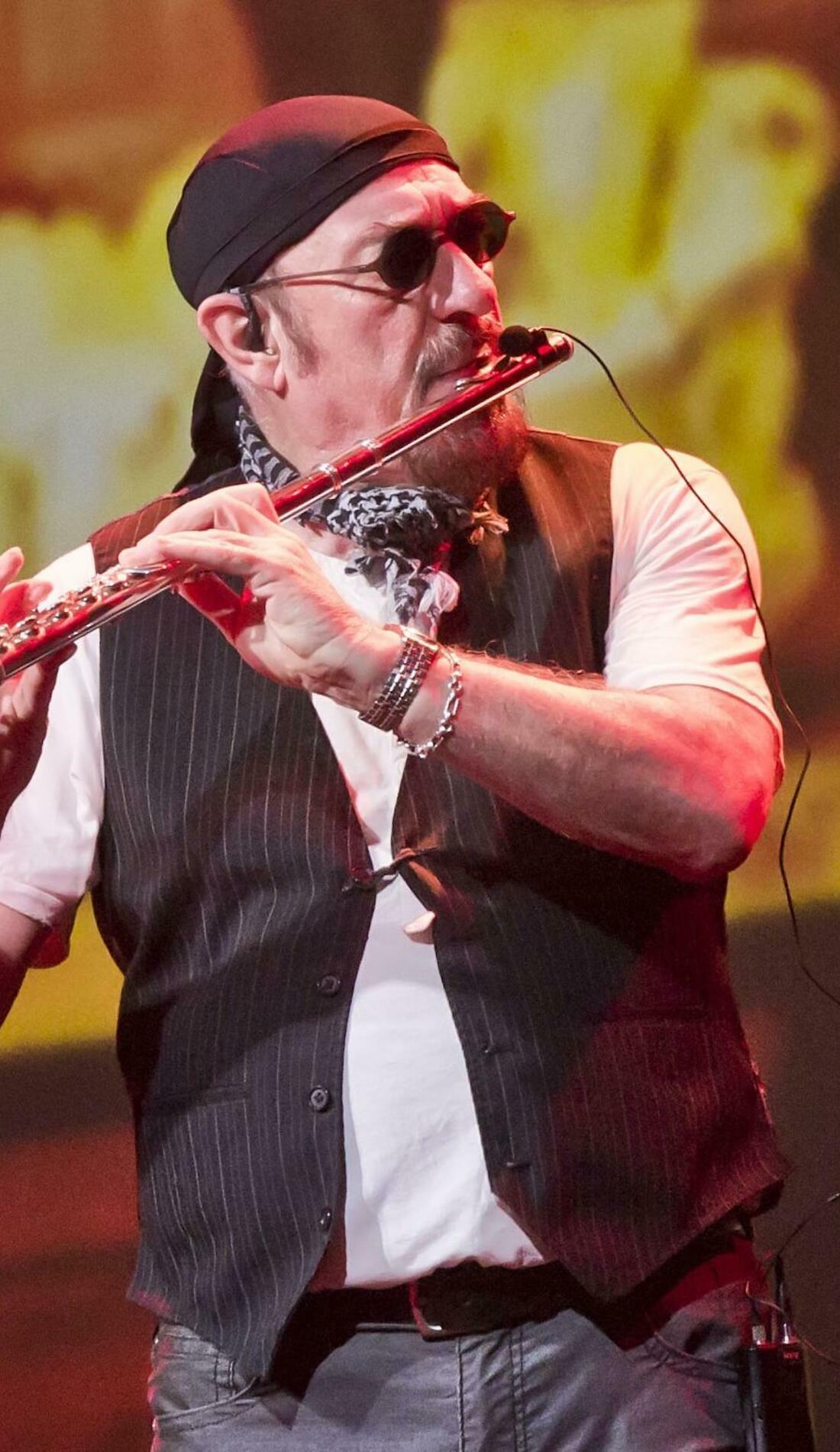 does ian anderson still tour