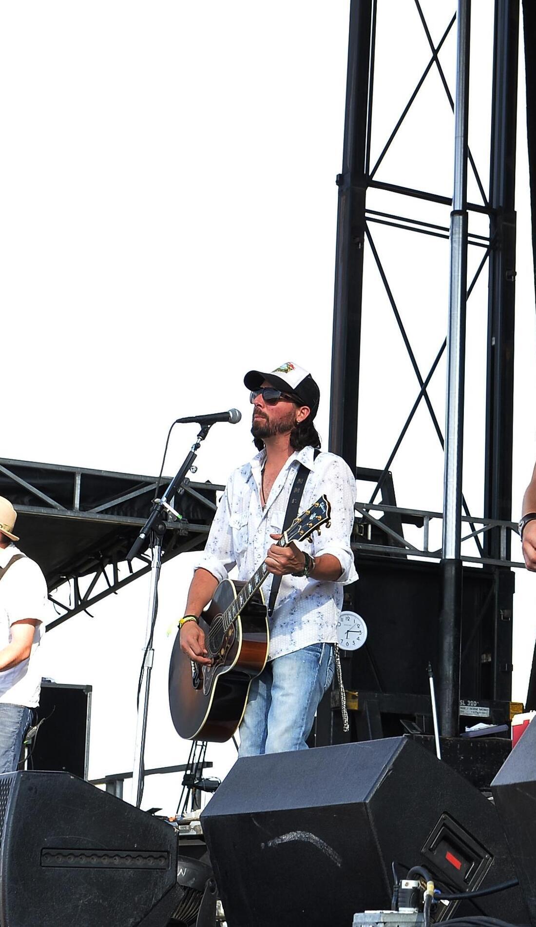 A Micky and The Motorcars live event