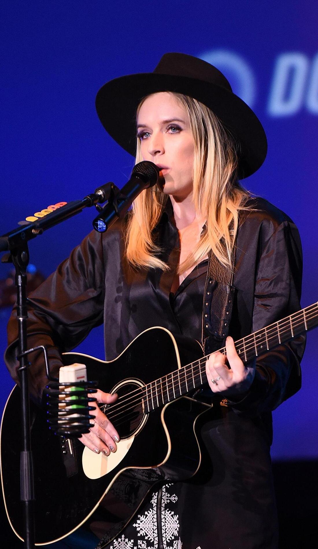 A ZZ Ward live event