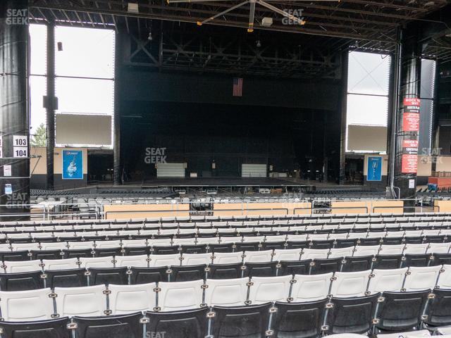 lawn chairs at hollywood casino amphitheater