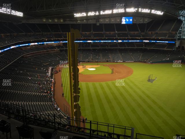 Houston, TX, USA. 3rd Apr, 2017. A general view of Minute Maid park during  the National Anthem during the MLB game between the Seattle Mariners and  the Houston Astros on Opening Day